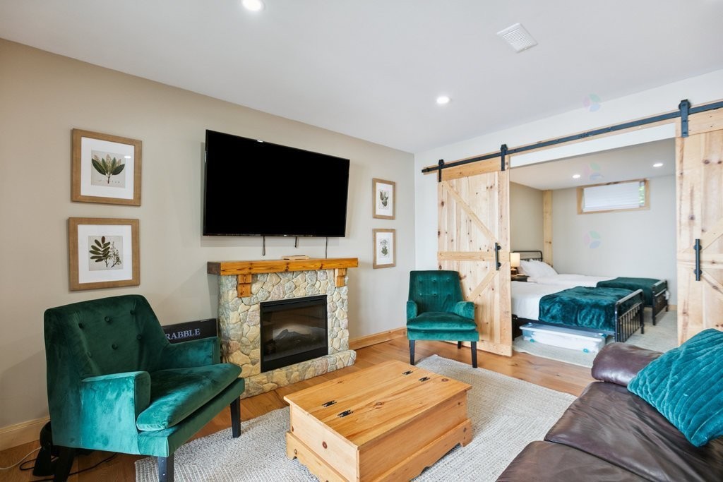 Living Room - 327 Rue Thomas-Lefebvre, Mansfield-Et-Pontefract, QC - Indoor Photo Showing Living Room With Fireplace