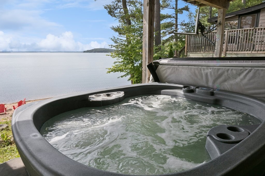Spa - 327 Rue Thomas-Lefebvre, Mansfield-Et-Pontefract, QC - Outdoor With Body Of Water