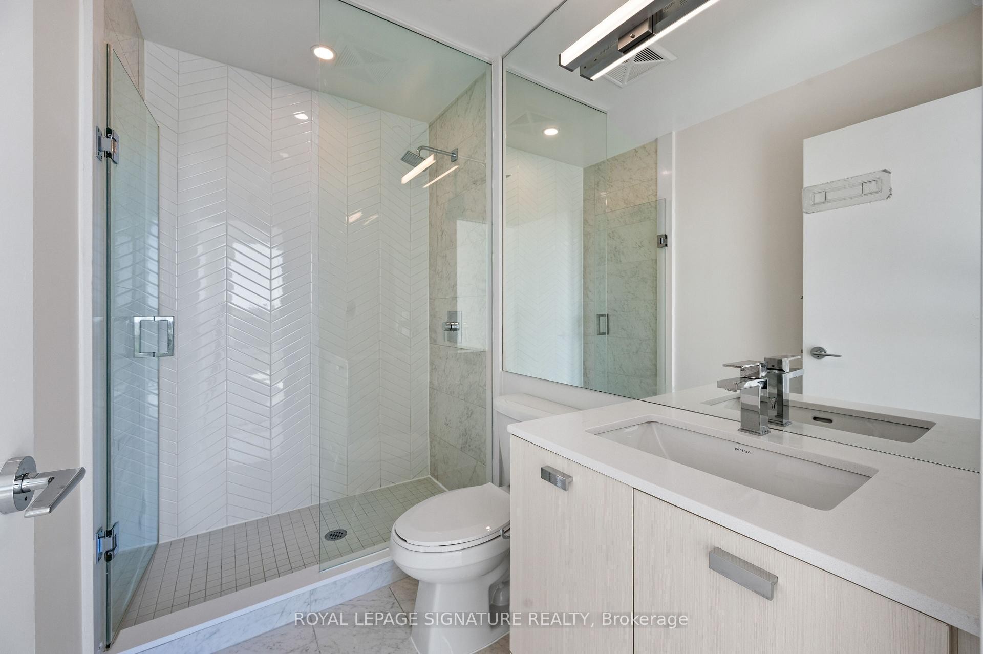 710-10 De Boers Drive E, Toronto, ON - Indoor Photo Showing Bathroom