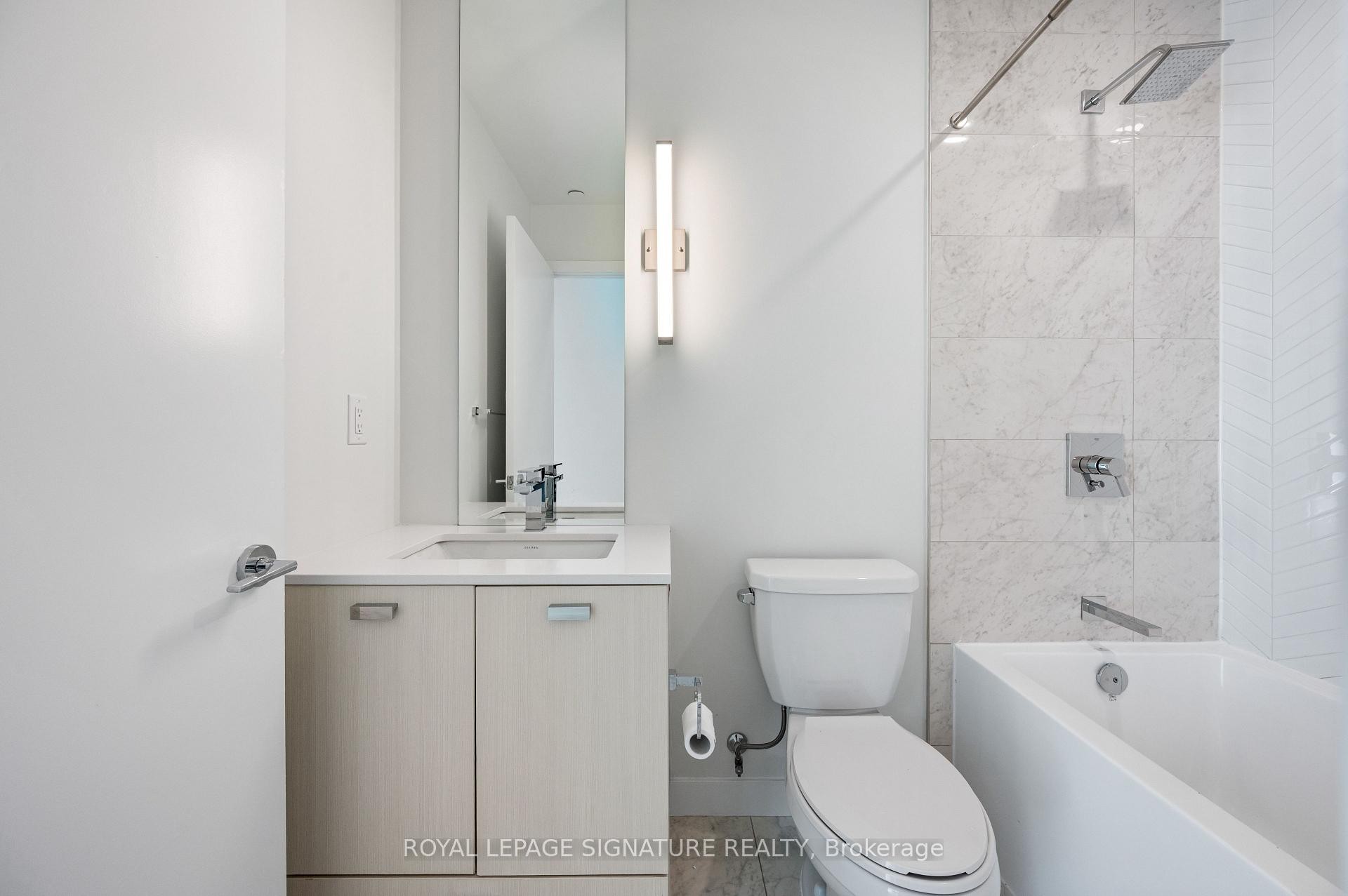 710-10 De Boers Drive E, Toronto, ON - Indoor Photo Showing Bathroom