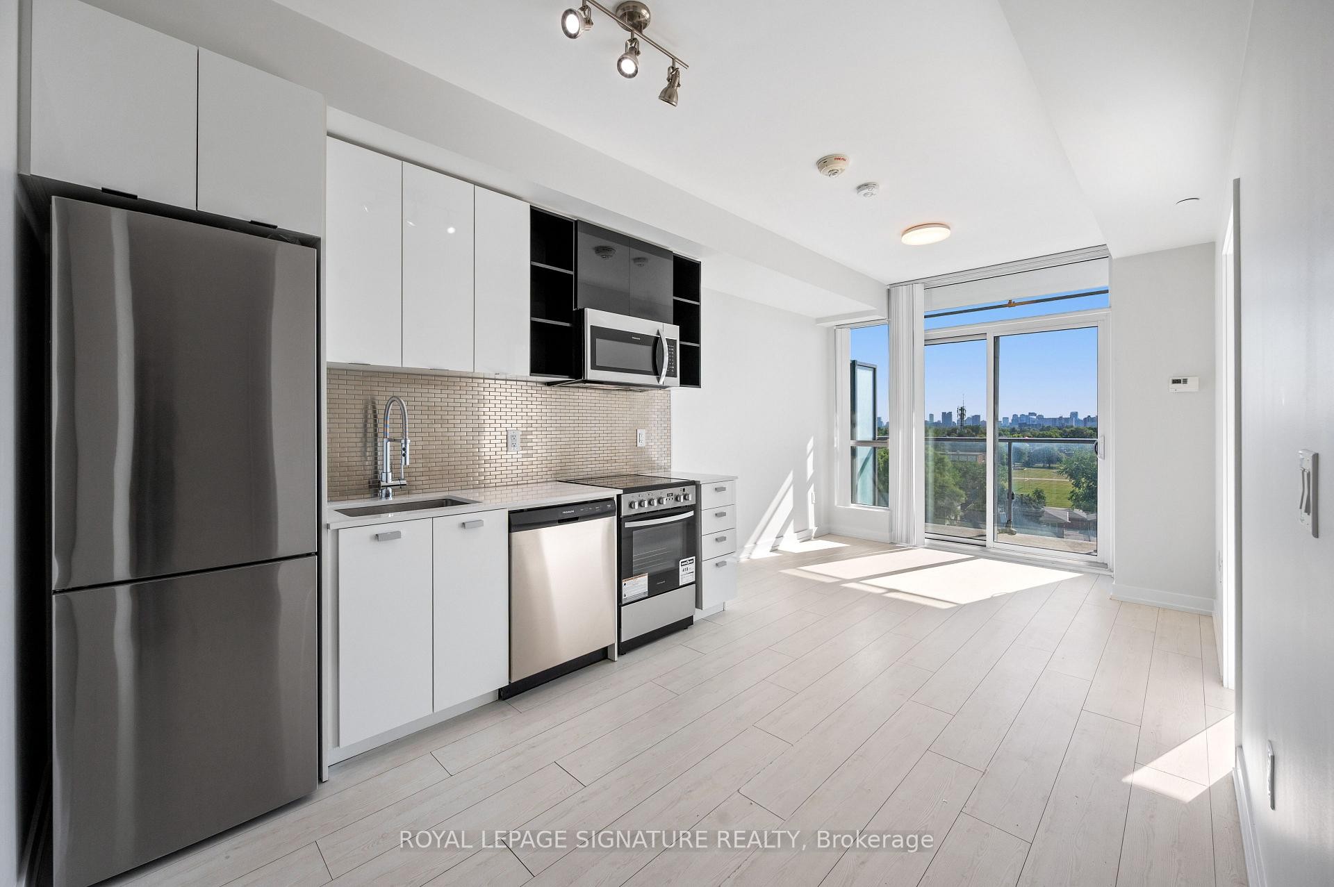 710-10 De Boers Drive E, Toronto, ON - Indoor Photo Showing Kitchen With Stainless Steel Kitchen