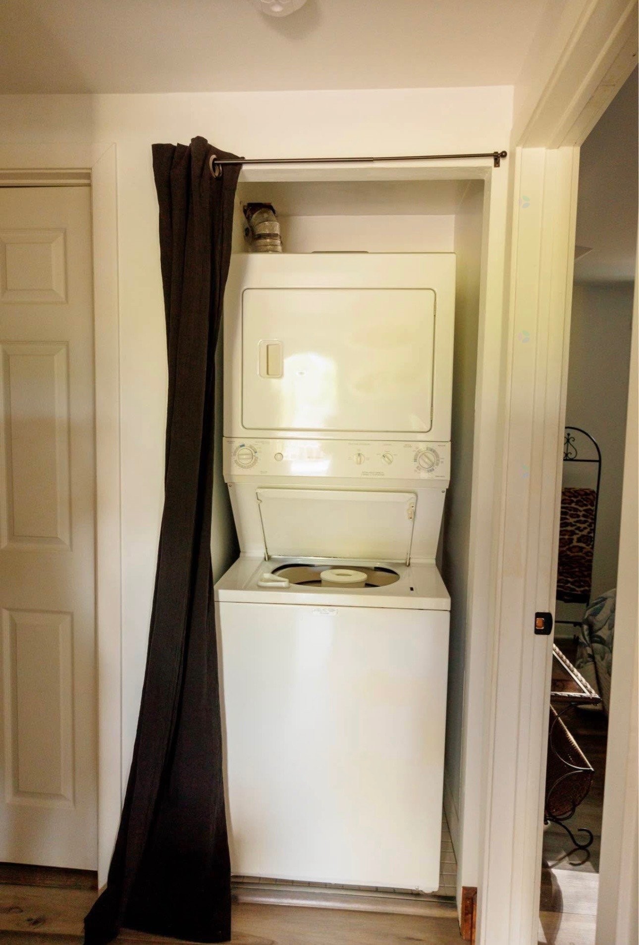 Salle de lavage - 44A Rue Robert, Saint-Sauveur, QC - Indoor Photo Showing Laundry Room