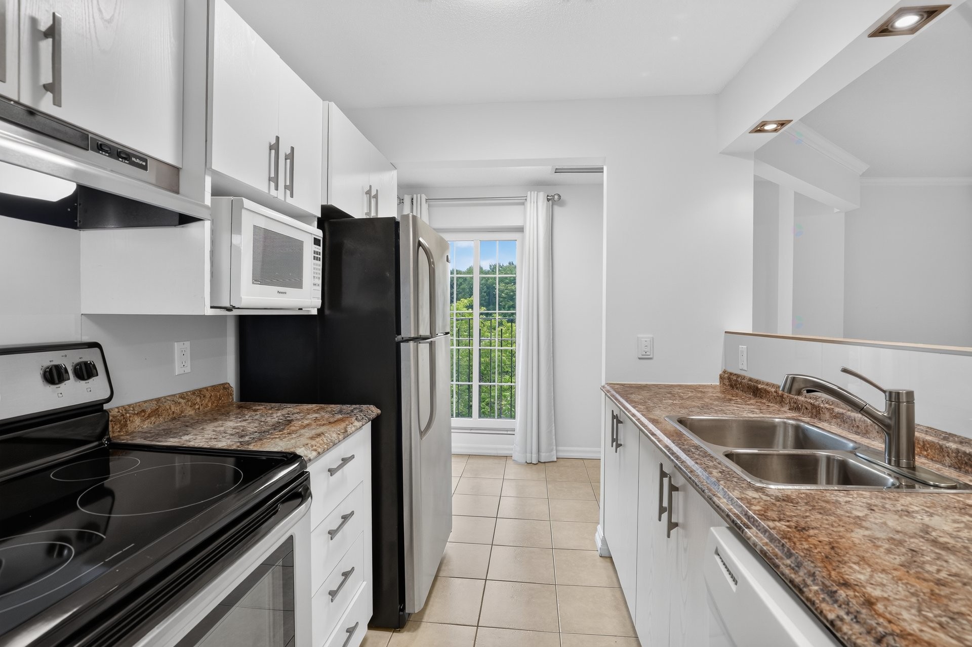 Kitchen - 405-101 Rue Du Château, Gatineau (Hull), QC - Indoor Photo Showing Kitchen With Double Sink