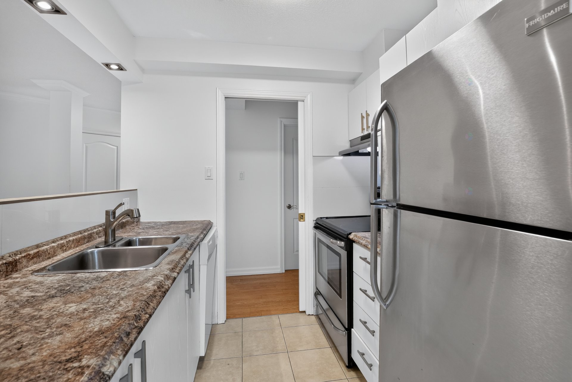 Kitchen - 405-101 Rue Du Château, Gatineau (Hull), QC - Indoor Photo Showing Kitchen With Double Sink