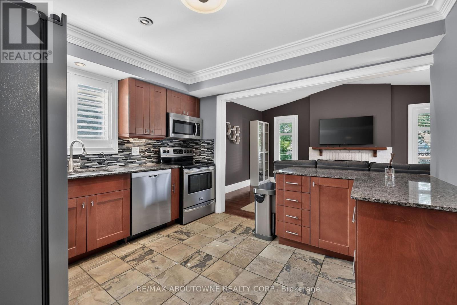 2102 Salma Crescent, Burlington, ON - Indoor Photo Showing Kitchen With Stainless Steel Kitchen