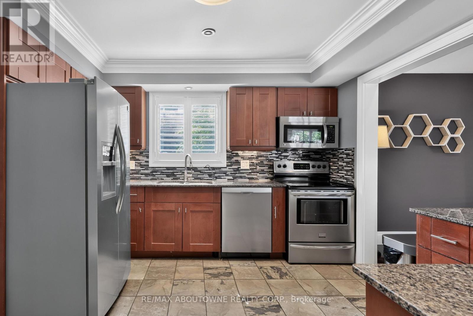 2102 Salma Crescent, Burlington, ON - Indoor Photo Showing Kitchen