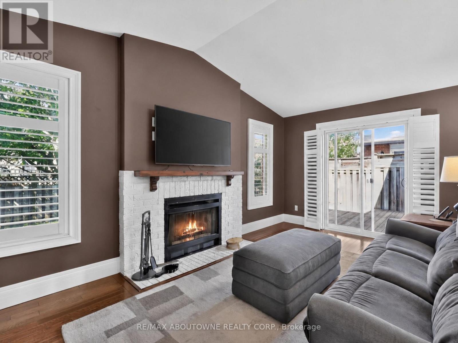 2102 Salma Crescent, Burlington, ON - Indoor Photo Showing Living Room With Fireplace
