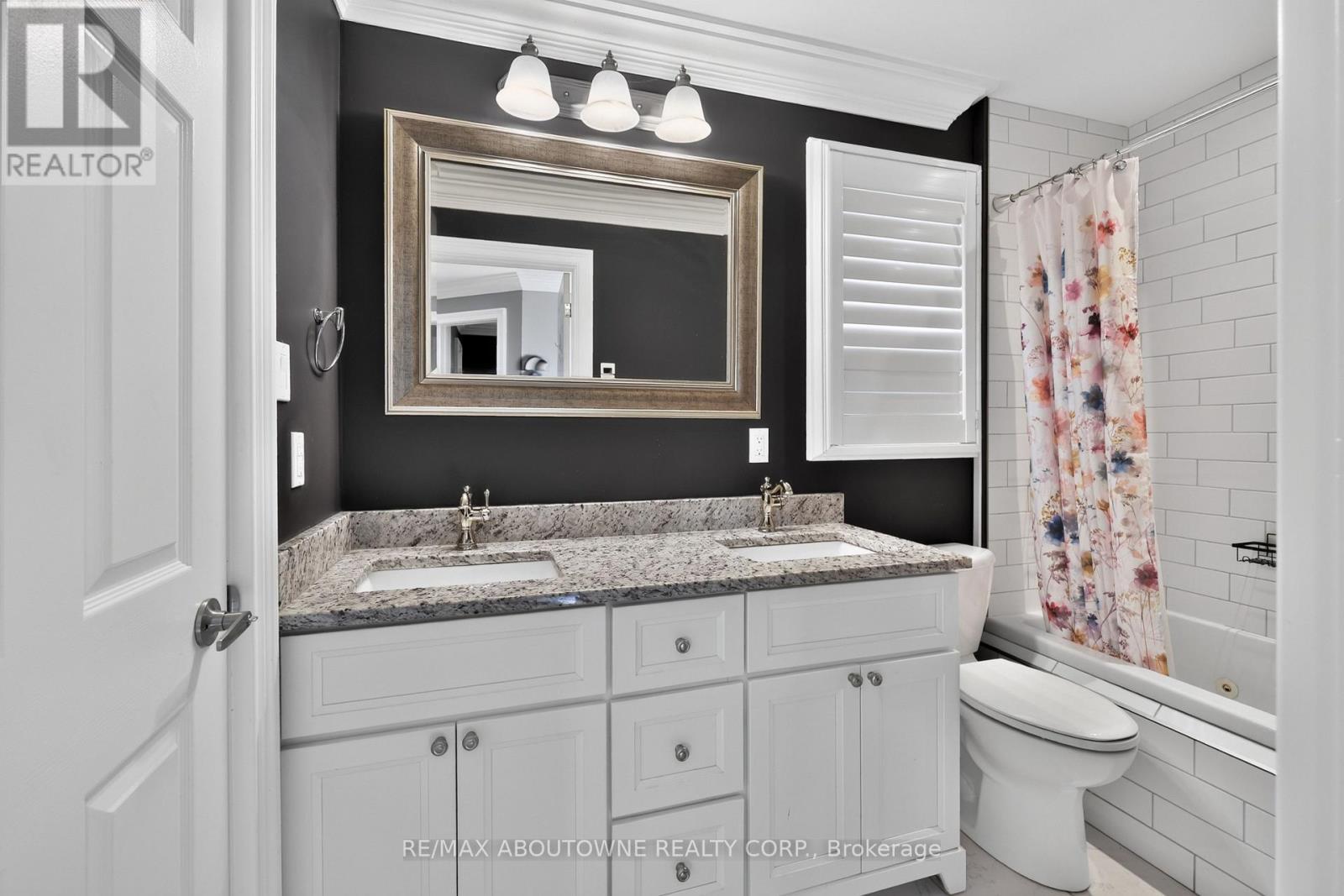 2102 Salma Crescent, Burlington, ON - Indoor Photo Showing Bathroom