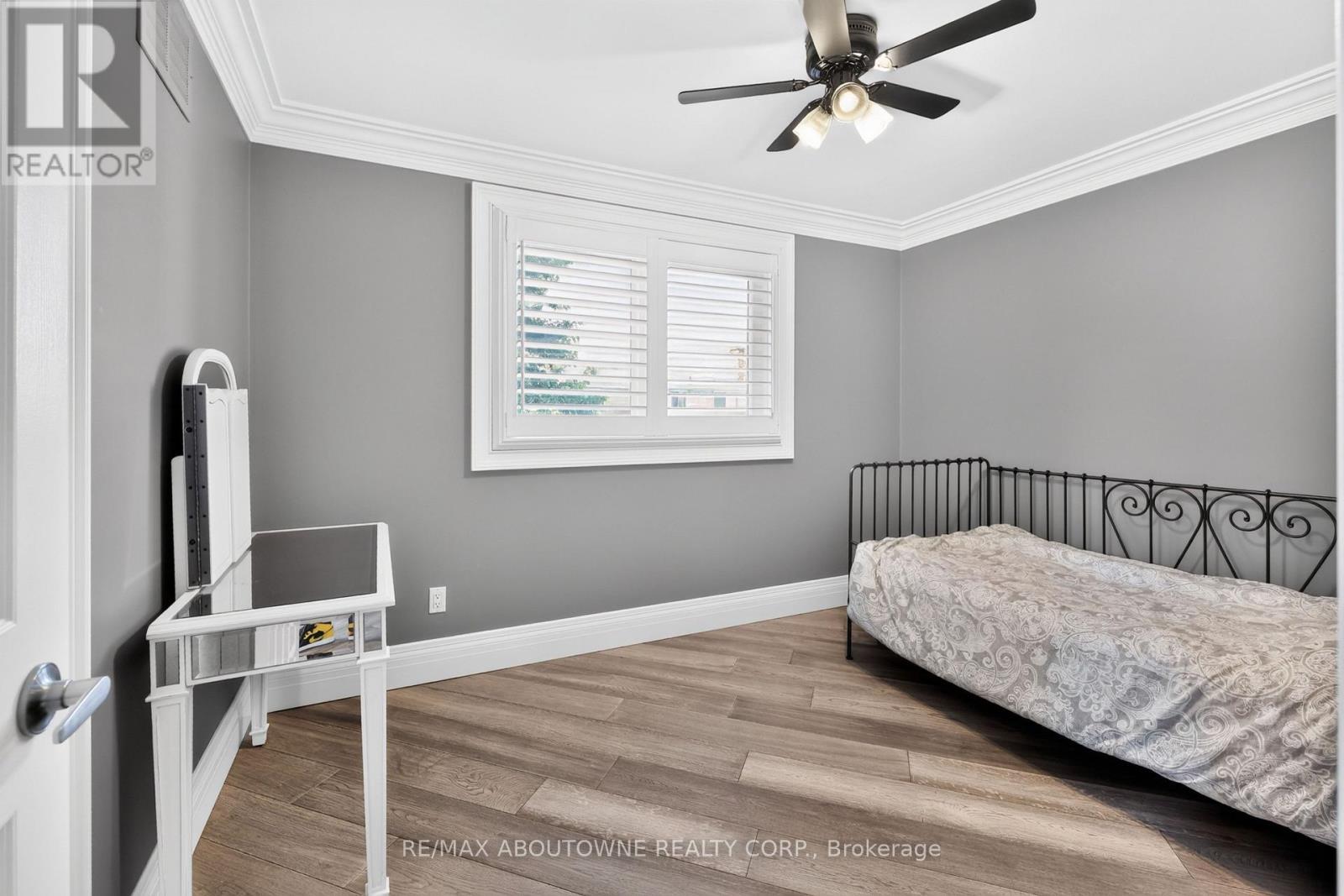 2102 Salma Crescent, Burlington, ON - Indoor Photo Showing Bedroom