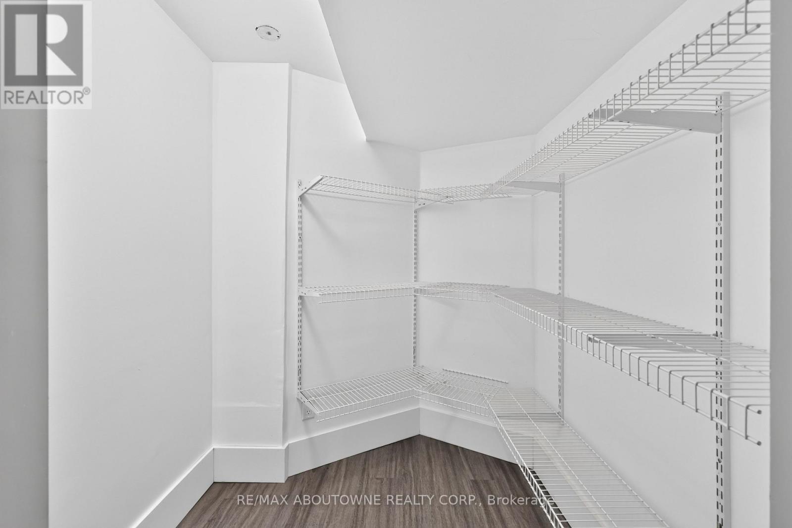2102 Salma Crescent, Burlington, ON - Indoor With Storage