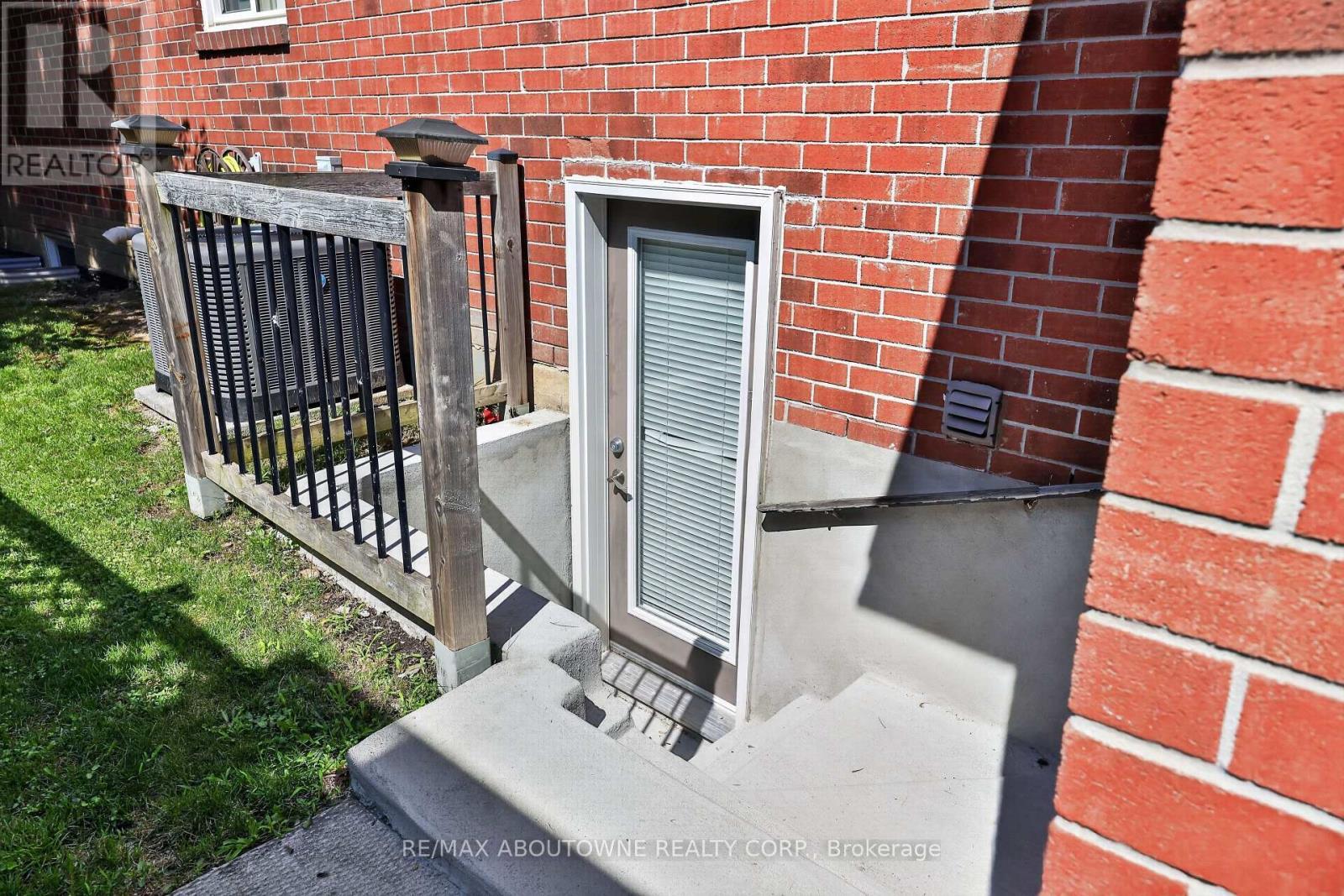 2102 Salma Crescent, Burlington, ON - Outdoor With Exterior