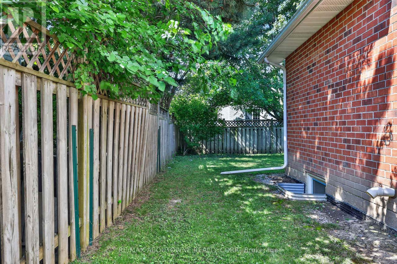 2102 Salma Crescent, Burlington, ON - Outdoor