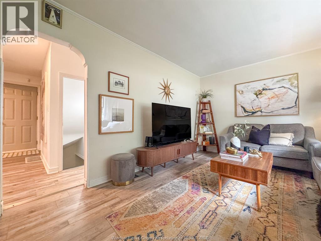 1008 Askin Avenue, Windsor, ON - Indoor Photo Showing Living Room