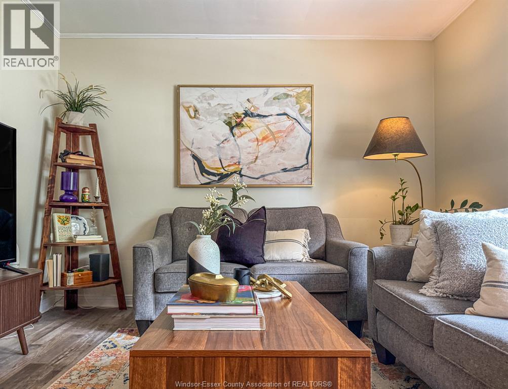 1008 Askin Avenue, Windsor, ON - Indoor Photo Showing Living Room