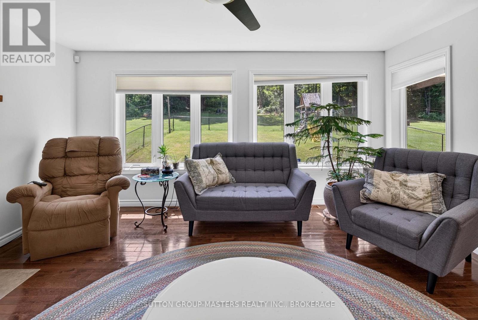 710 Maple Road, Loyalist (Lennox And Addington - South), ON - Indoor Photo Showing Living Room