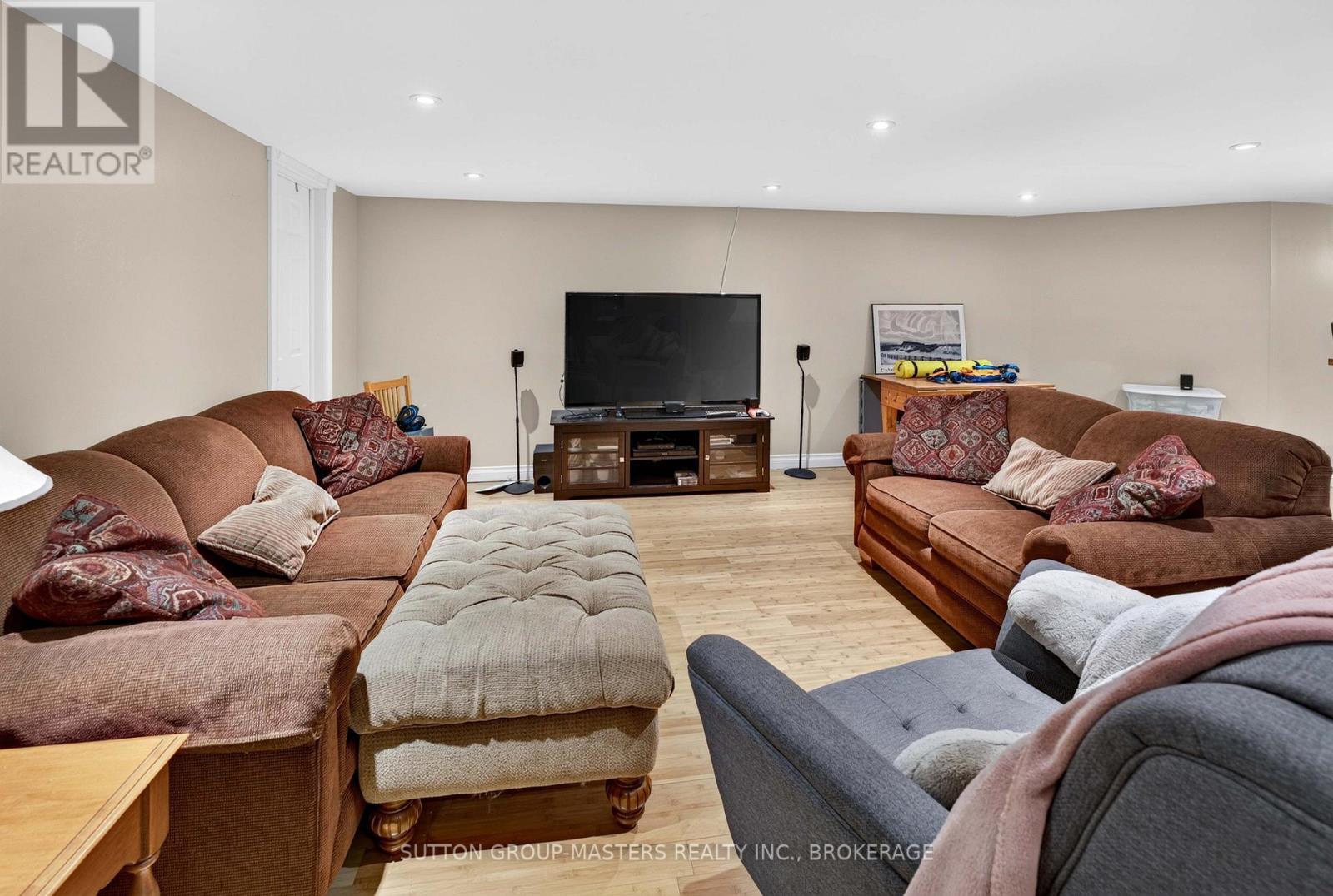 710 Maple Road, Loyalist (Lennox And Addington - South), ON - Indoor Photo Showing Living Room