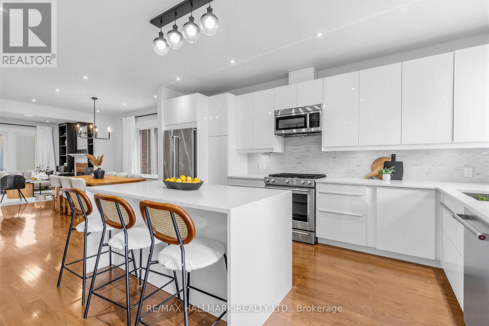 255 Strathmore Boulevard, Toronto, ON - Indoor Photo Showing Kitchen With Upgraded Kitchen