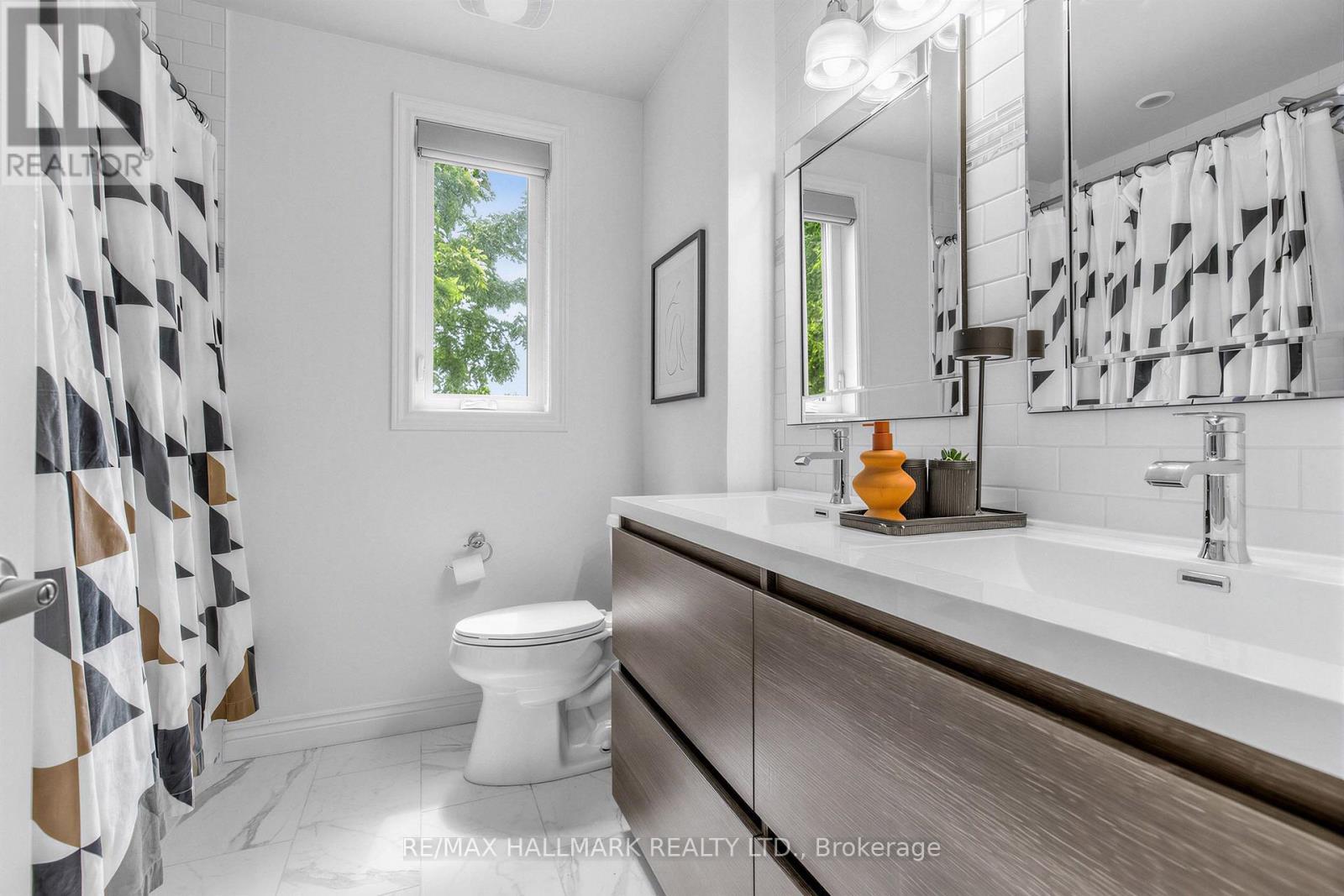 255 Strathmore Boulevard, Toronto, ON - Indoor Photo Showing Bathroom