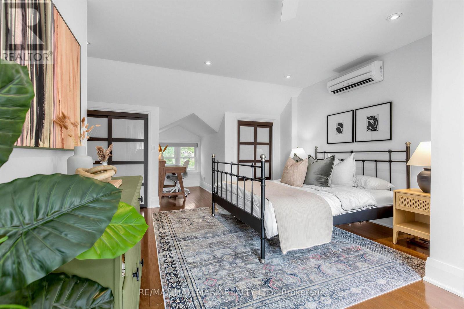255 Strathmore Boulevard, Toronto, ON - Indoor Photo Showing Bedroom