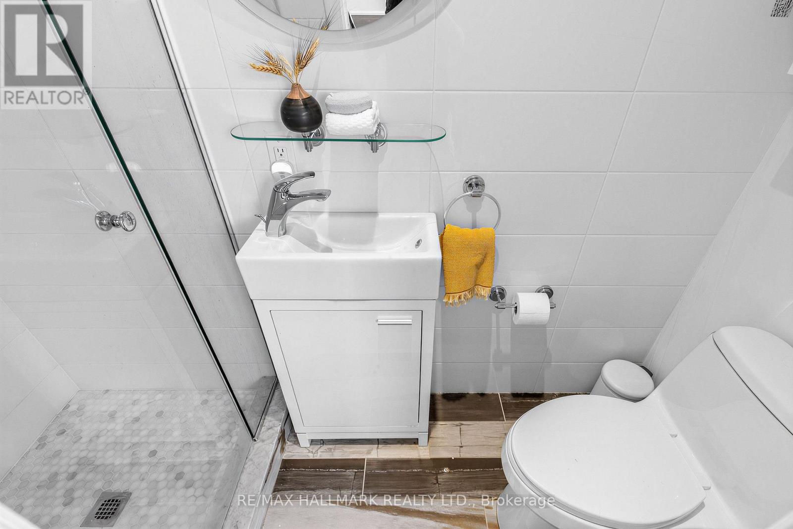 255 Strathmore Boulevard, Toronto, ON - Indoor Photo Showing Bathroom