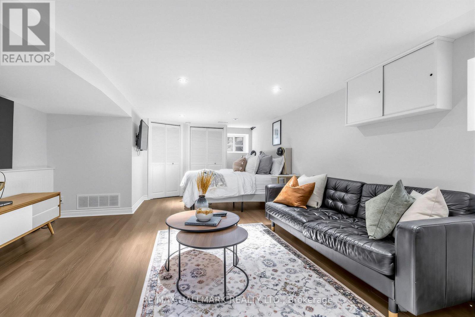 255 Strathmore Boulevard, Toronto, ON - Indoor Photo Showing Living Room