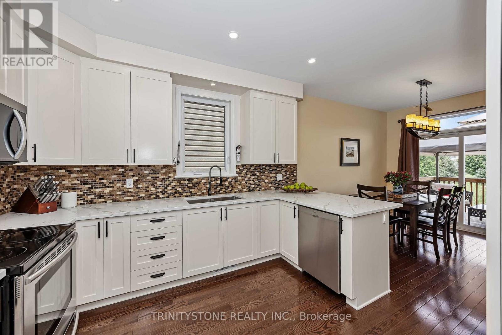 1114 Northgraves Crescent, Ottawa, ON - Indoor Photo Showing Kitchen With Upgraded Kitchen