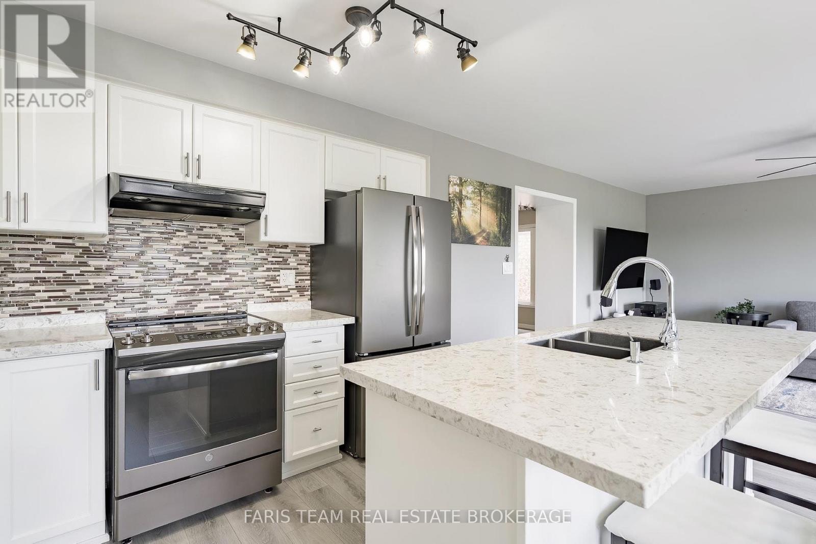 64 John W Taylor Avenue, New Tecumseth, ON - Indoor Photo Showing Kitchen With Double Sink With Upgraded Kitchen