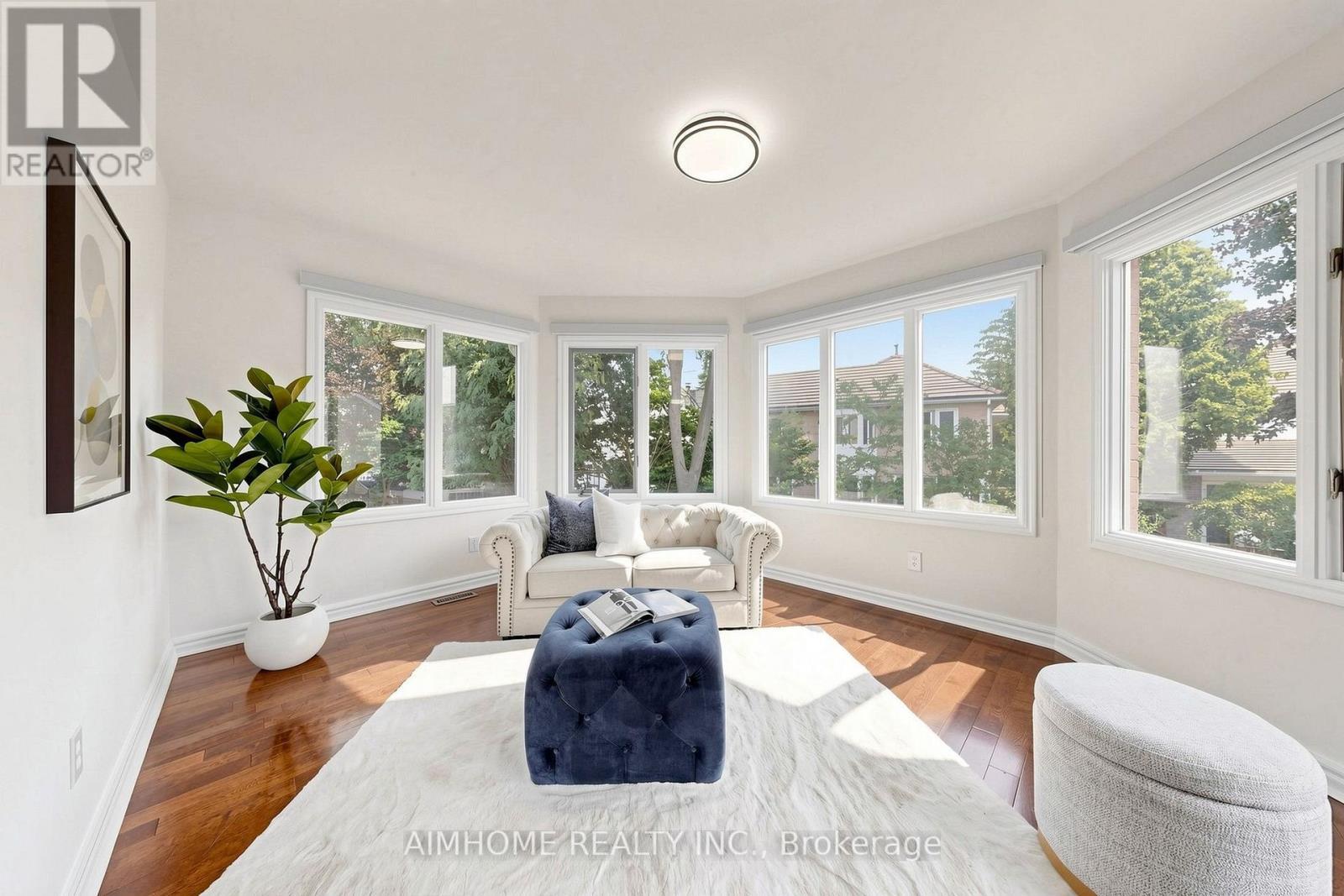 27 Melchior Crescent, Markham, ON - Indoor Photo Showing Living Room