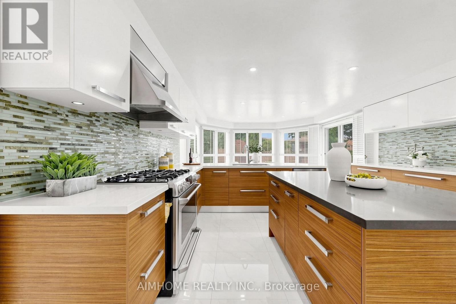 27 Melchior Crescent, Markham, ON - Indoor Photo Showing Kitchen With Upgraded Kitchen
