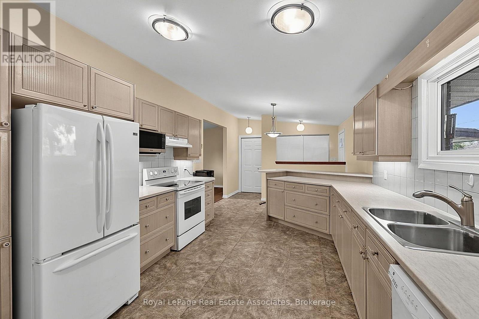 408 Mooney Crescent, Orillia, ON - Indoor Photo Showing Kitchen With Double Sink