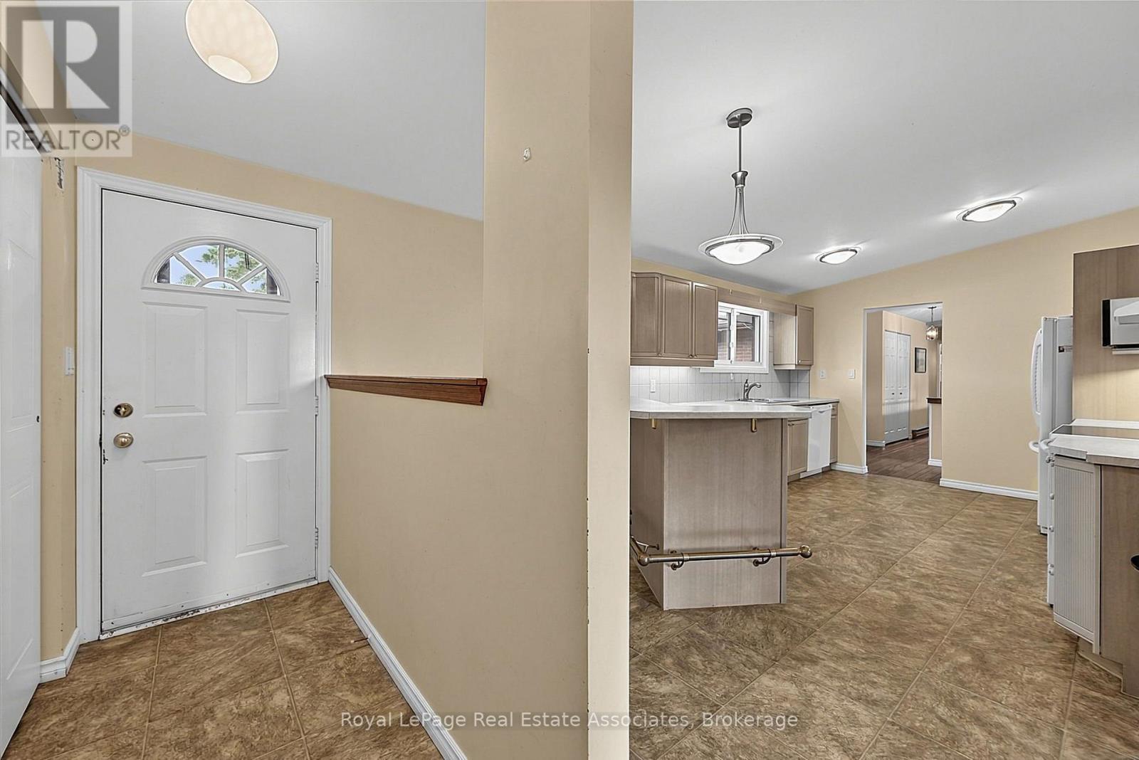 408 Mooney Crescent, Orillia, ON - Indoor Photo Showing Kitchen