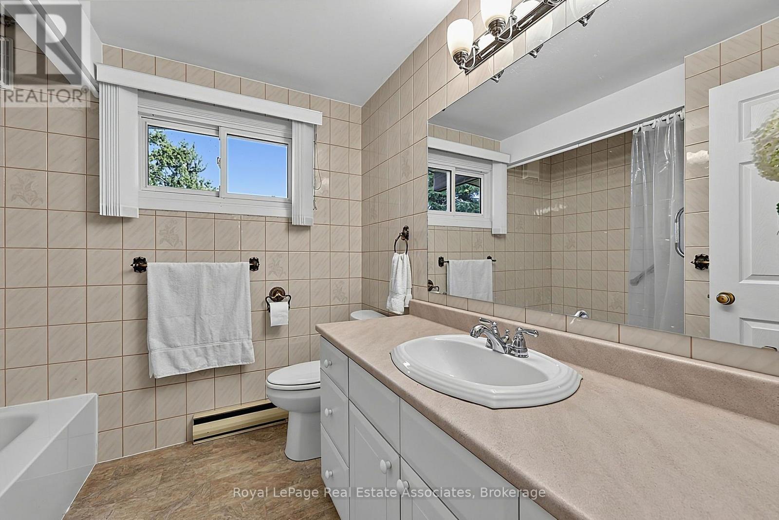 408 Mooney Crescent, Orillia, ON - Indoor Photo Showing Bathroom