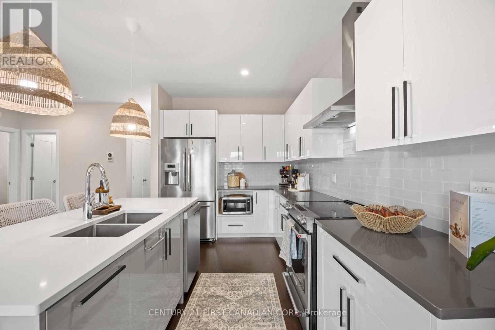 2773 Heardcreek Trail, London North (North S), ON - Indoor Photo Showing Kitchen With Double Sink With Upgraded Kitchen