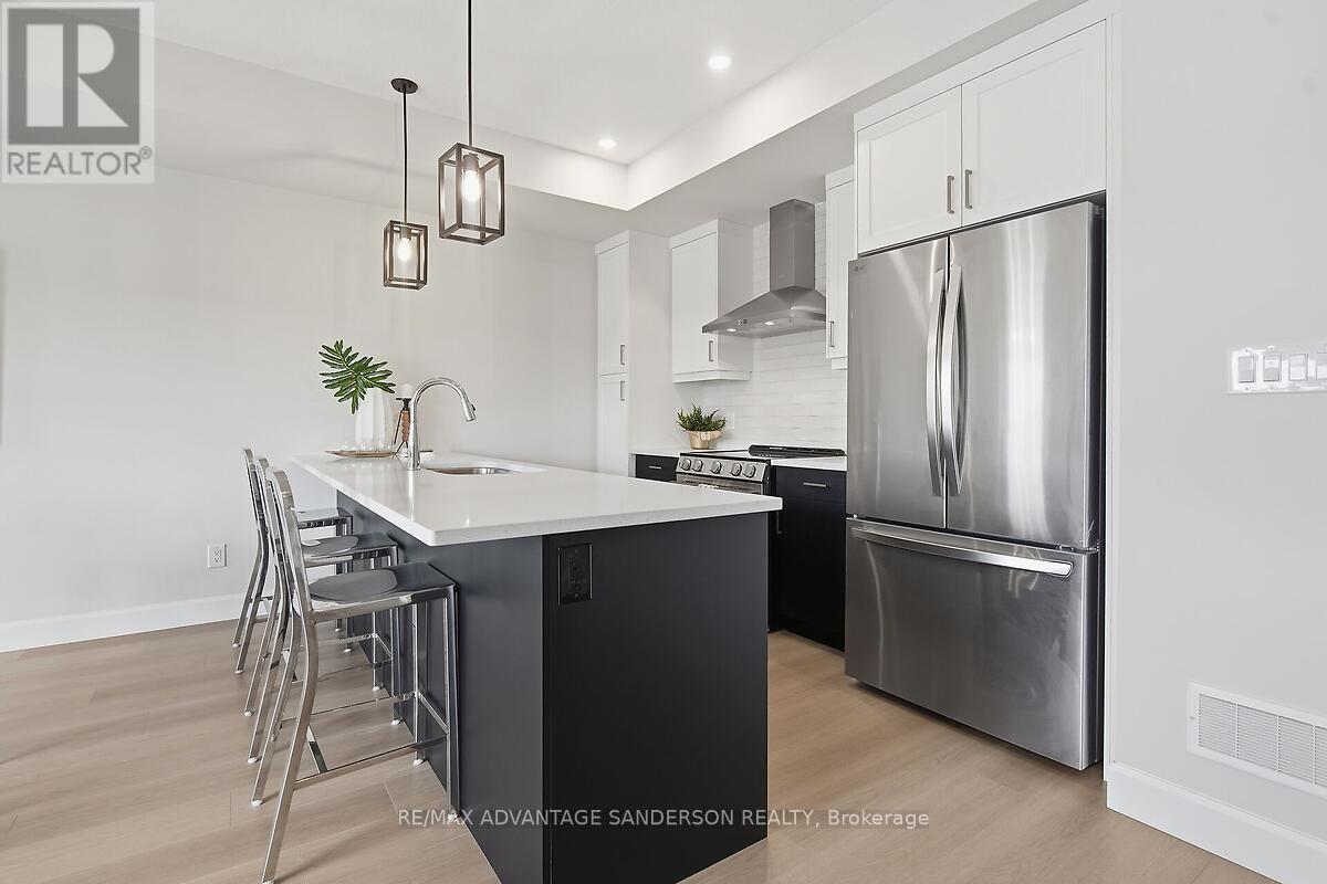 165 Bowman Drive, Middlesex Centre (Ilderton), ON - Indoor Photo Showing Kitchen With Upgraded Kitchen