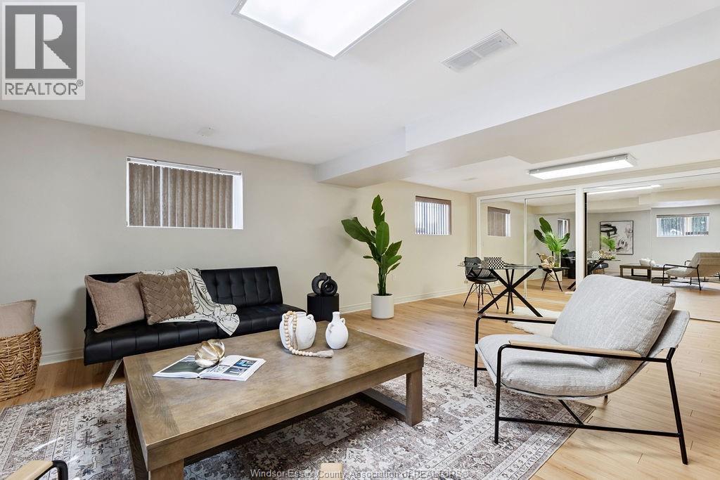 1544 Imperial Crescent, Windsor, ON - Indoor Photo Showing Living Room