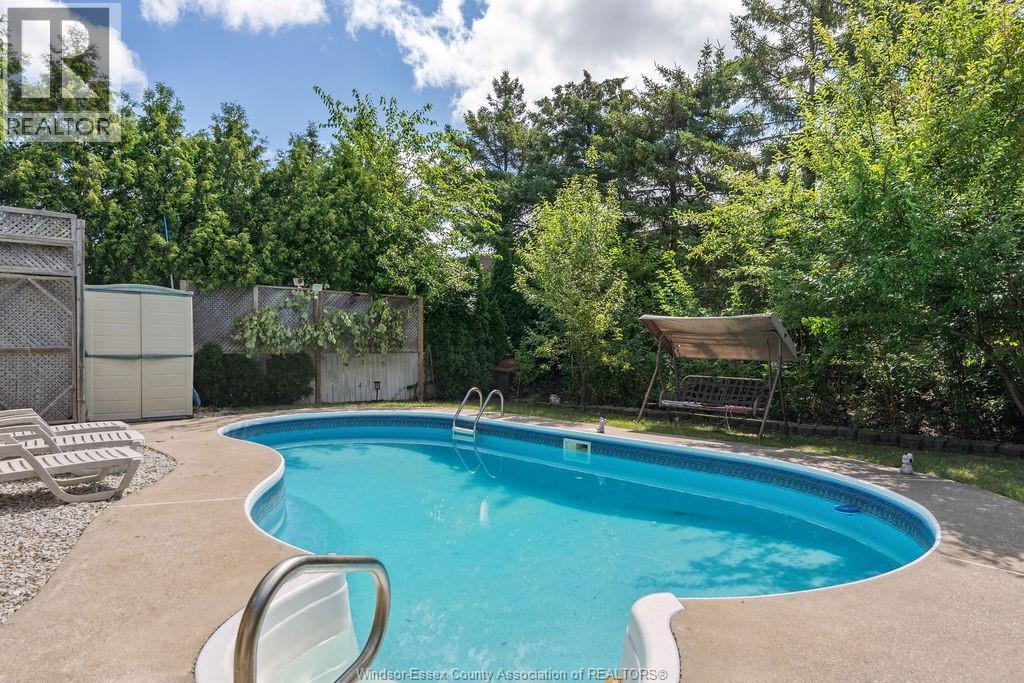 1544 Imperial Crescent, Windsor, ON - Outdoor With In Ground Pool With Backyard