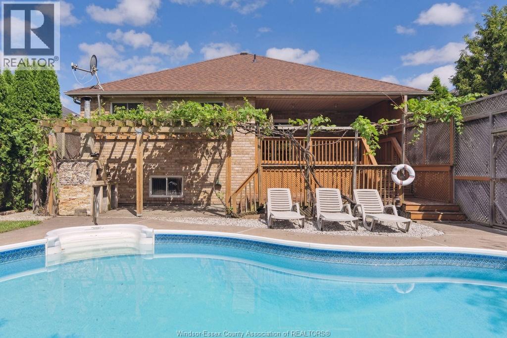 1544 Imperial Crescent, Windsor, ON - Outdoor With In Ground Pool