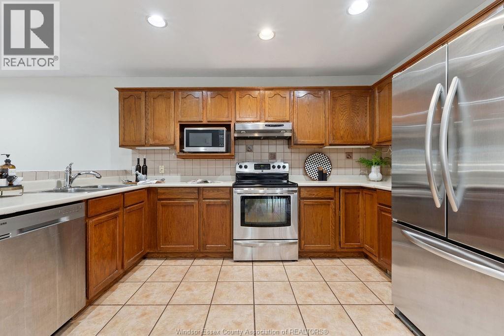 1544 Imperial Crescent, Windsor, ON - Indoor Photo Showing Kitchen With Double Sink