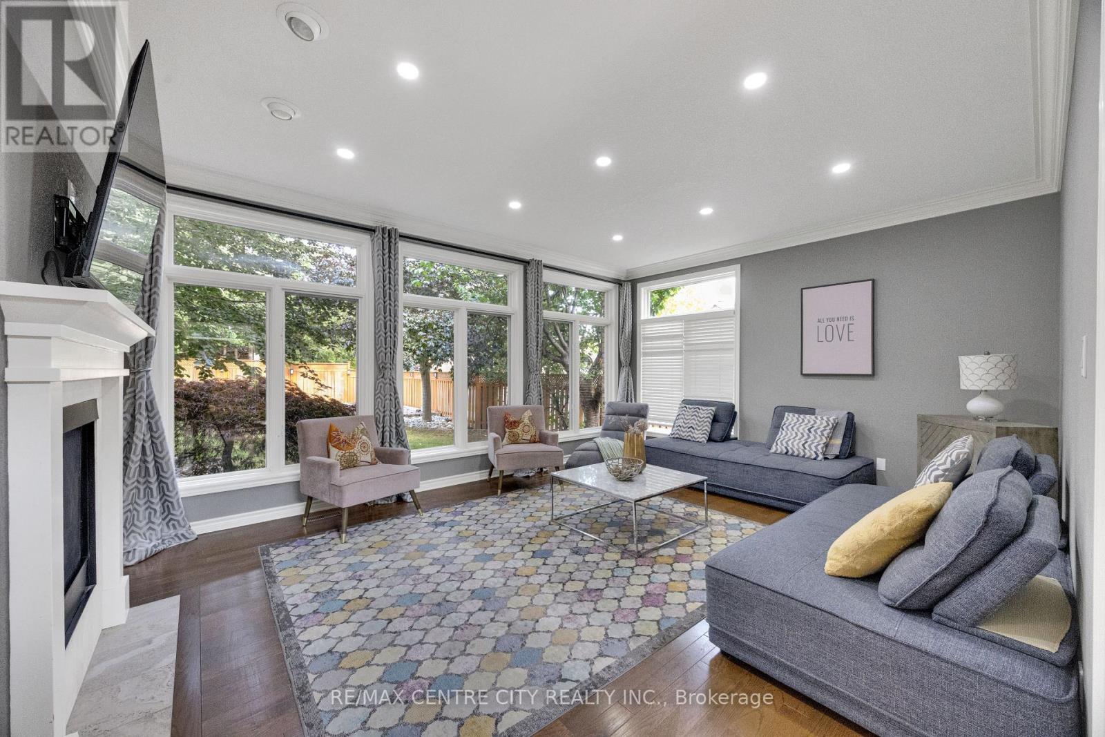 2 Havenwood Way, London North (North O), ON - Indoor Photo Showing Living Room