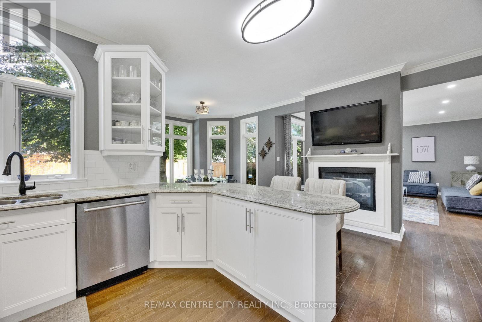 2 Havenwood Way, London North (North O), ON - Indoor Photo Showing Kitchen With Fireplace With Upgraded Kitchen