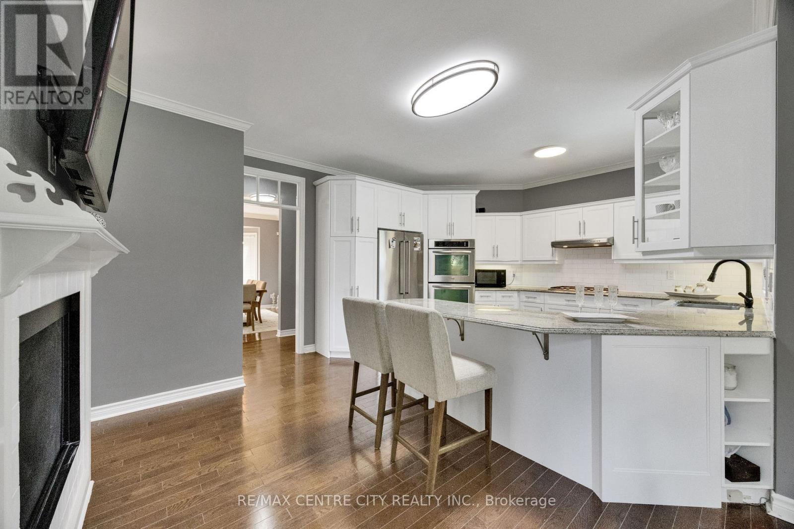2 Havenwood Way, London North (North O), ON - Indoor Photo Showing Kitchen With Upgraded Kitchen