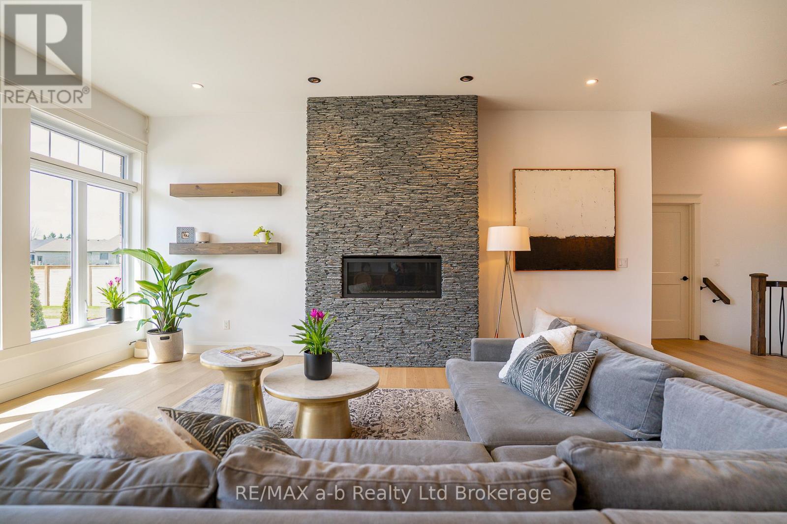 60 August Crescent, Norwich (Otterville), ON - Indoor Photo Showing Living Room With Fireplace