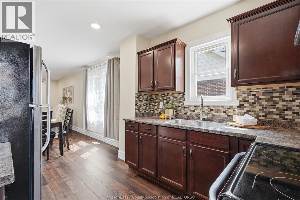 1585 Pillette, Windsor, ON - Indoor Photo Showing Kitchen