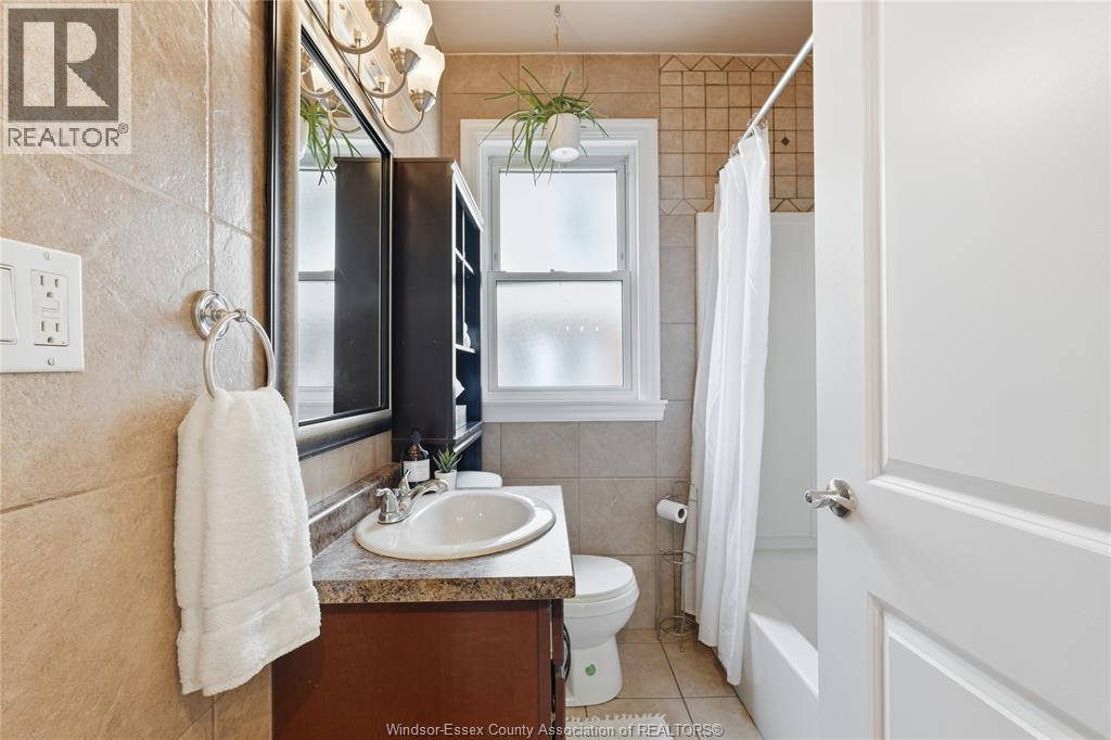 1585 Pillette, Windsor, ON - Indoor Photo Showing Bathroom