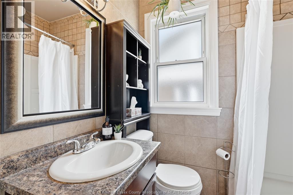 1585 Pillette, Windsor, ON - Indoor Photo Showing Bathroom