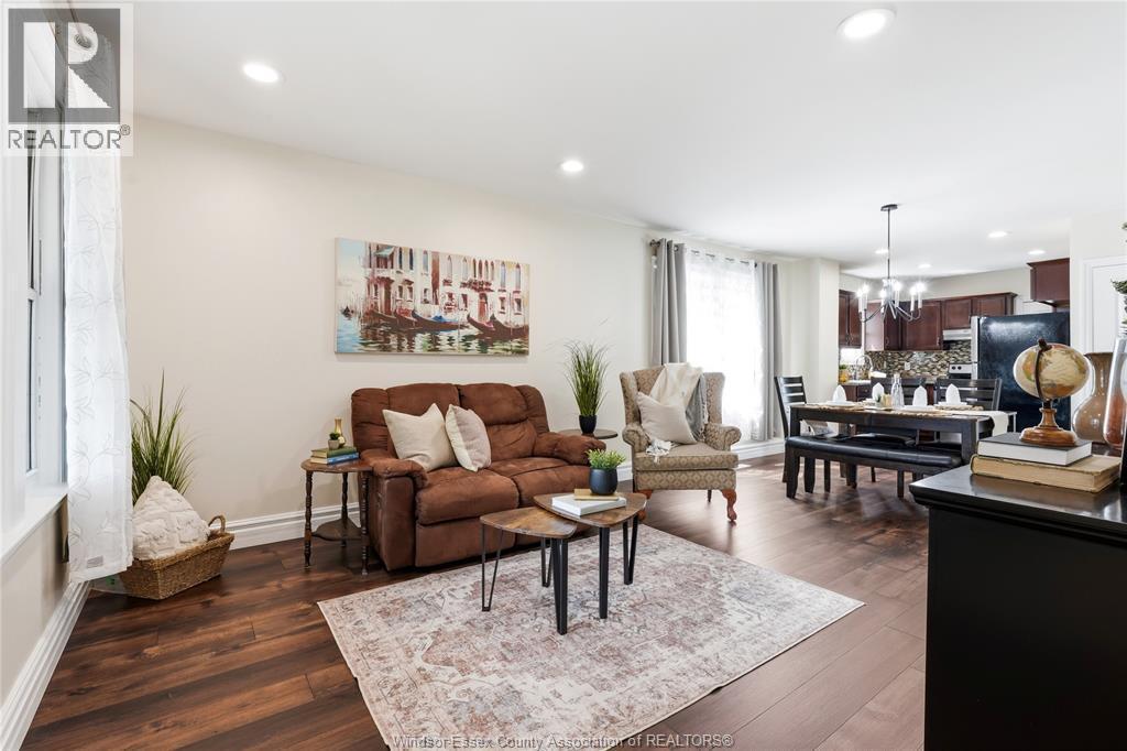 1585 Pillette, Windsor, ON - Indoor Photo Showing Living Room