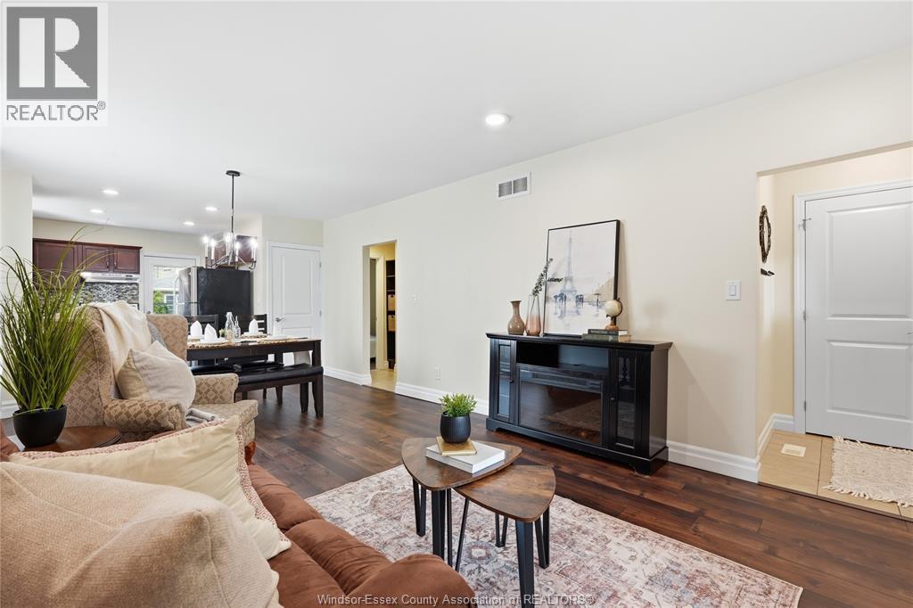 1585 Pillette, Windsor, ON - Indoor Photo Showing Living Room