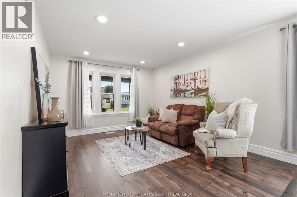 1585 Pillette, Windsor, ON - Indoor Photo Showing Living Room