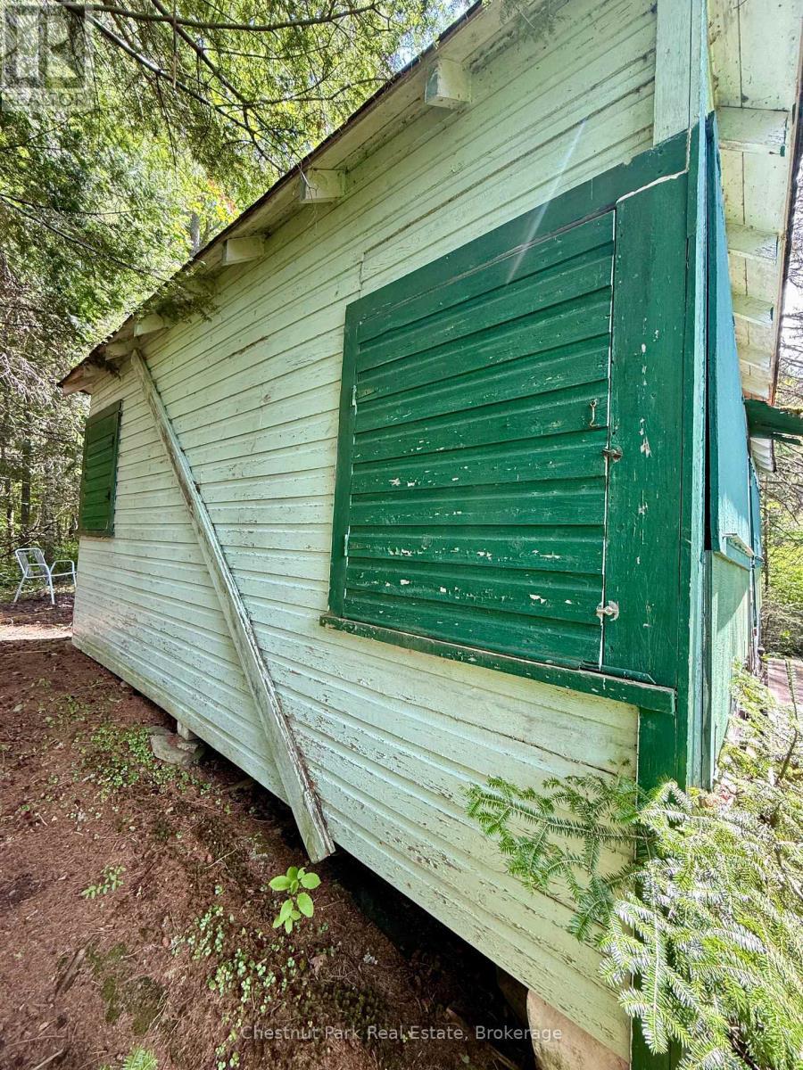 Side of cottage. Dark green are shutters - 17 Whitefish Lake Apl1582, Algonquin Highlands (Lawrence), ON - Outdoor