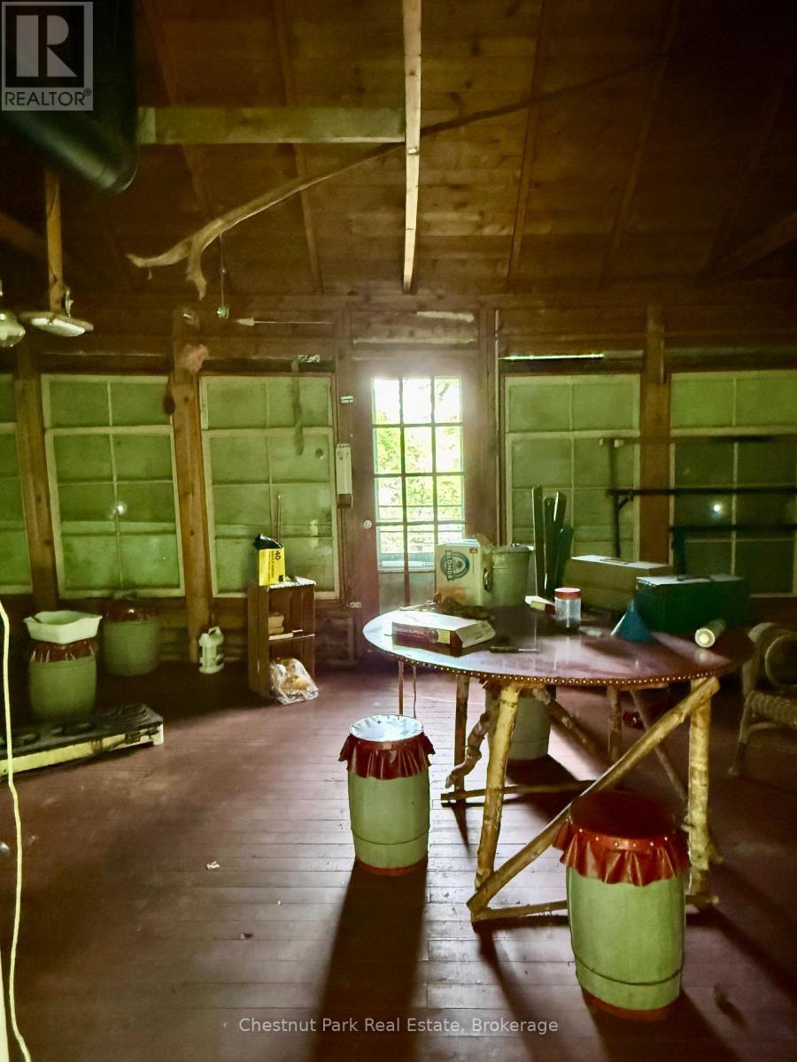 One room cabin with vaulted ceiling - 17 Whitefish Lake Apl1582, Algonquin Highlands (Lawrence), ON - Indoor